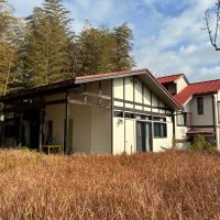 鎌倉市鎌倉山四丁目の売買物件/外観｜外壁に縦横に通る部材の濃い茶色が、白い外観の中でいいアクセントに。のっぺりしすぎない見た目を演出しています