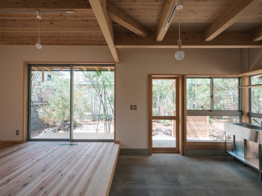 藤沢市辻堂元町三丁目の賃貸物件/室内｜窓から見えるのは植栽と向かいの建物。森の中にいるようです