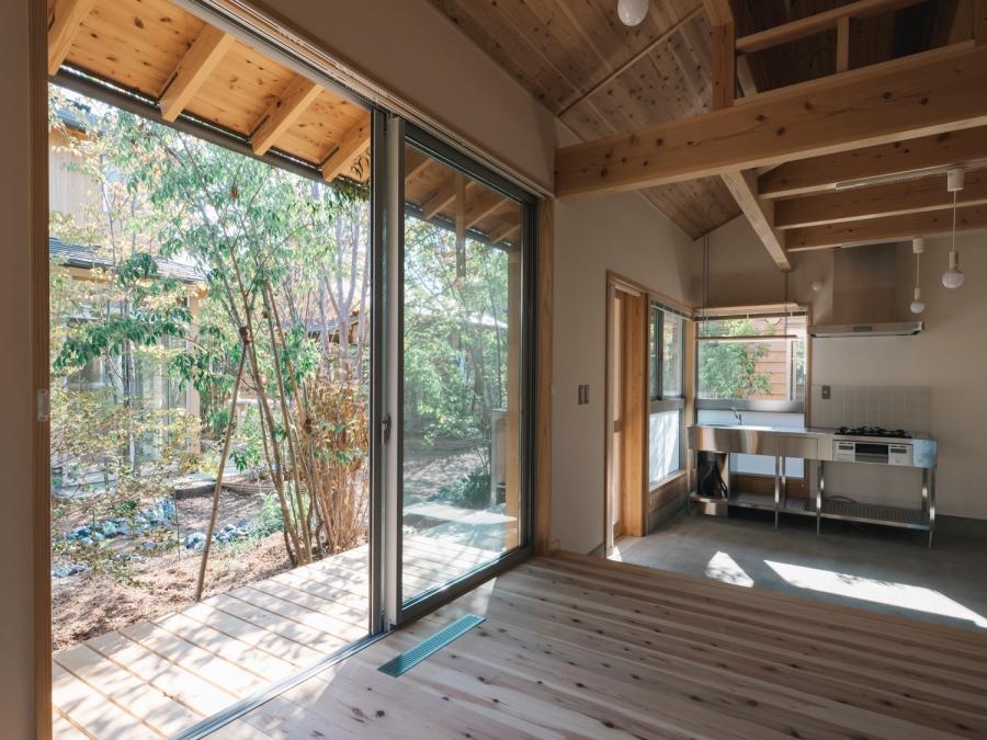 藤沢市辻堂元町三丁目の賃貸物件/室内｜ワイドな掃き出し窓の先にはウッドデッキと専用の庭まで