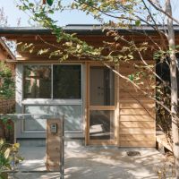 藤沢市辻堂元町三丁目の賃貸物件/外観｜手前には食事したり飲んだりしながら立ち話できるカウンターも