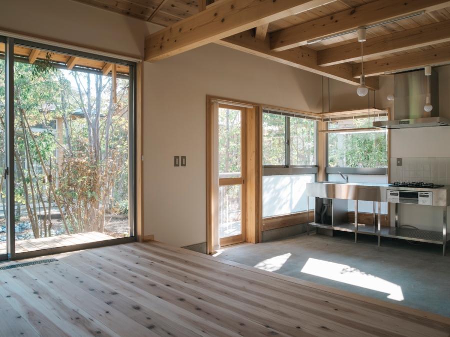 藤沢市辻堂元町三丁目の賃貸物件/室内｜長机とベンチを置けば土間ダイニングの出来上がり