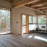 藤沢市辻堂元町三丁目の賃貸物件/室内｜長机とベンチを置けば土間ダイニングの出来上がり