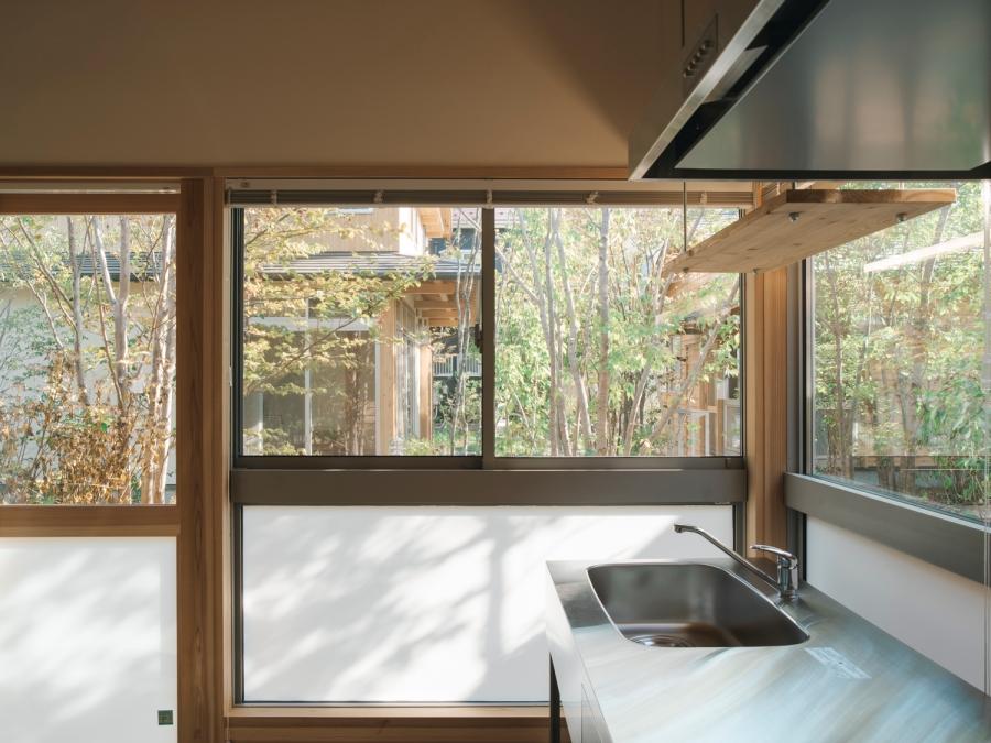 藤沢市辻堂元町三丁目の賃貸物件/キッチン｜こんなに開口があって木々を見ながら料理できるのは嬉しいです