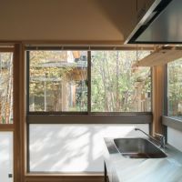 藤沢市辻堂元町三丁目の賃貸物件/キッチン｜こんなに開口があって木々を見ながら料理できるのは嬉しいです