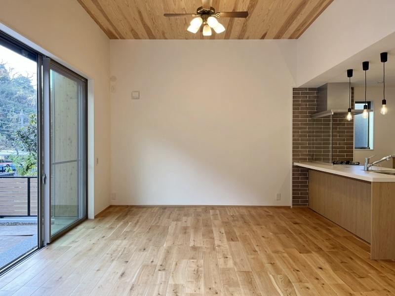 鎌倉市梶原三丁目の売買物件/ダイニング8.17帖│天井高3mと開放的