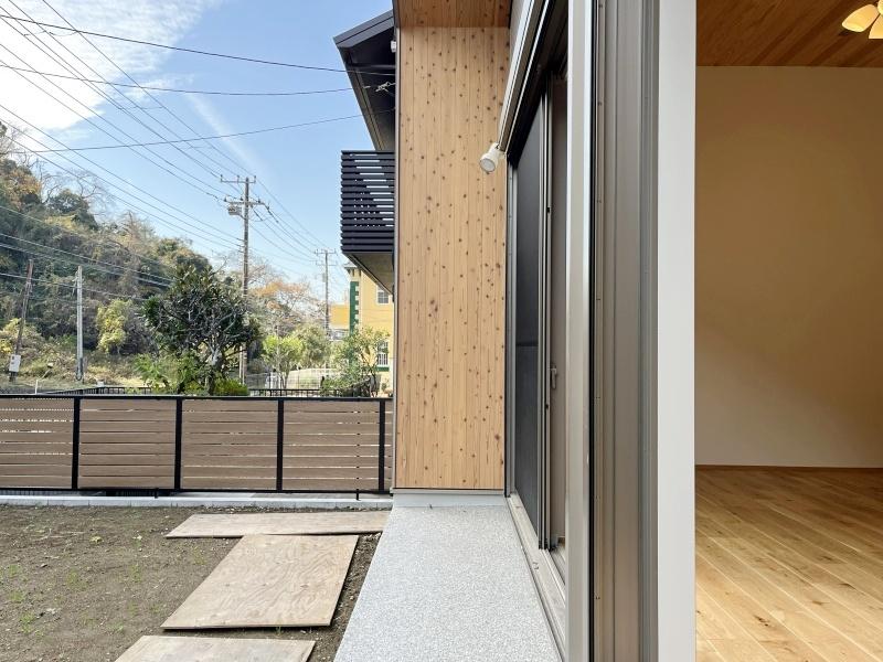 鎌倉市梶原三丁目の売買物件/濡れ縁│庭の様子を眺めたり、鳥のさえずりに耳を傾けたり