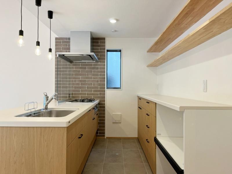 鎌倉市梶原三丁目の売買物件/キッチン│コンロは3口、収納はたくさん