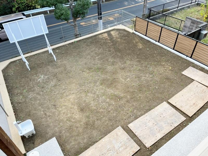 鎌倉市梶原三丁目の売買物件/2階洋室から見た庭