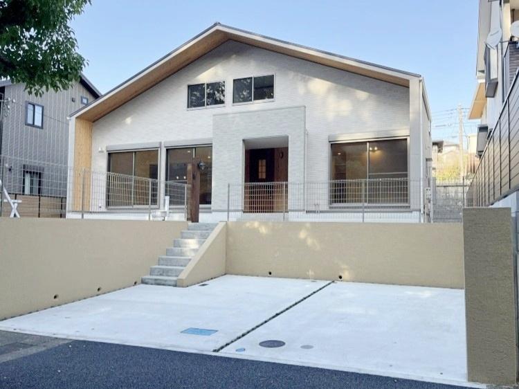 鎌倉市梶原三丁目の売買物件/外観│駐車場は2台分、前面道路に出入りがしやすい