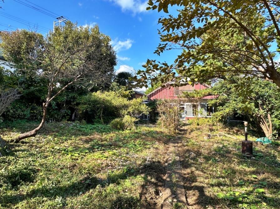 足柄下郡真鶴町岩の売買物件/北側を向く｜赤い外壁の家はオーナーの家。今回は家を除く手前の約700平米の土地を募集します