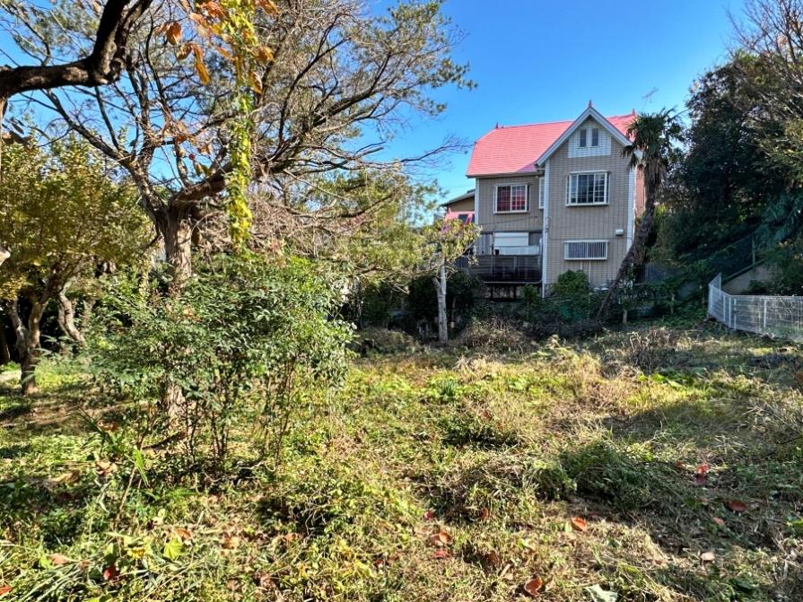 足柄下郡真鶴町岩の売買物件/南東側を向く｜赤い屋根の家はお隣さんです