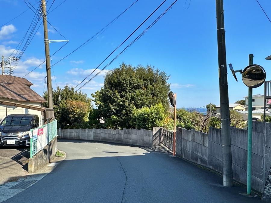 足柄下郡真鶴町岩の売買物件/西側の前面道路から｜正面の塀の向こうが募集する土地です。坂を下っていくと岩海岸