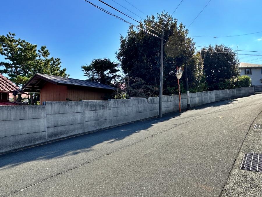 足柄下郡真鶴町岩の売買物件/西側前面道路から｜左手前の小屋は今回募集する土地の外。土地の前の塀は引き渡し前までにオーナー負担で撤去します