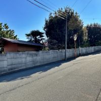 足柄下郡真鶴町岩の売買物件/西側前面道路から｜左手前の小屋は今回募集する土地の外。土地の前の塀は引き渡し前までにオーナー負担で撤去します