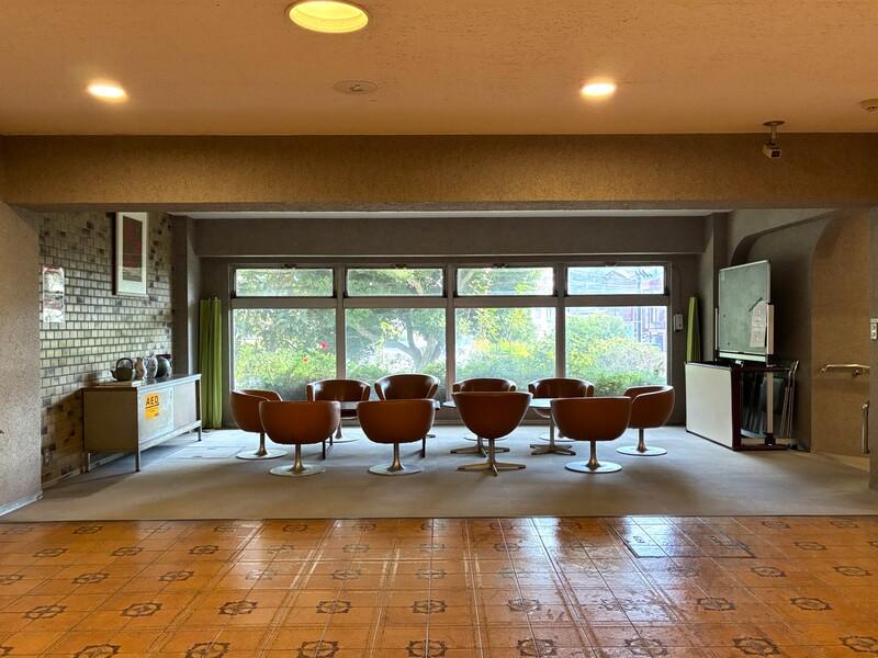 三浦郡葉山町一色の売買物件/マンションの共用部。レトロでときめきます