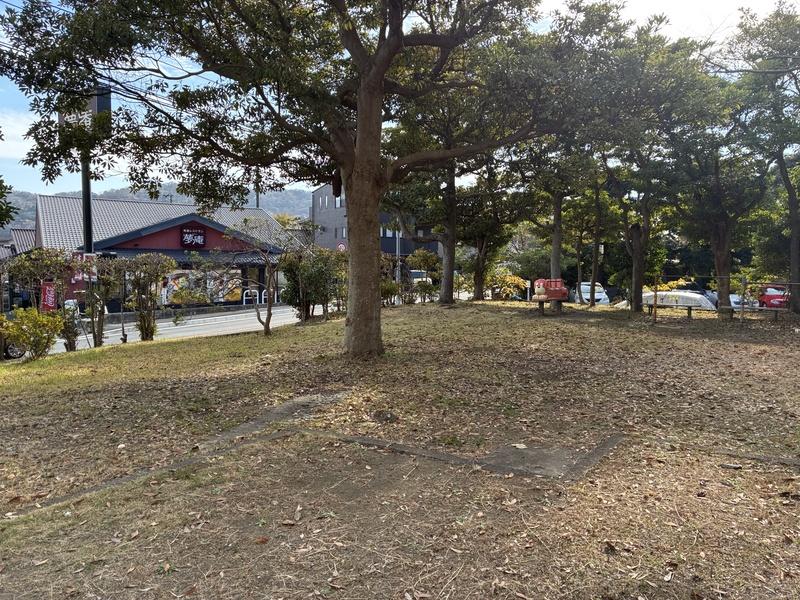 三浦郡葉山町一色の売買物件/マンションの隣にある小さな公園