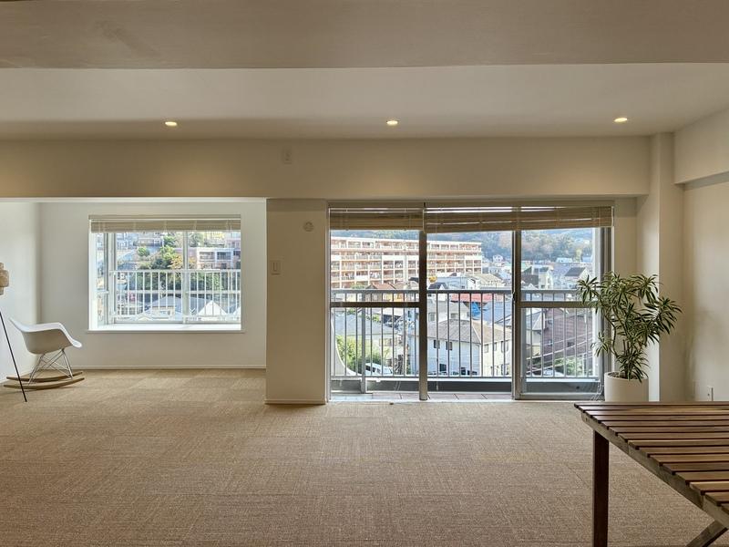 三浦郡葉山町一色の売買物件/窓は大き目。出窓も素敵なマンションです