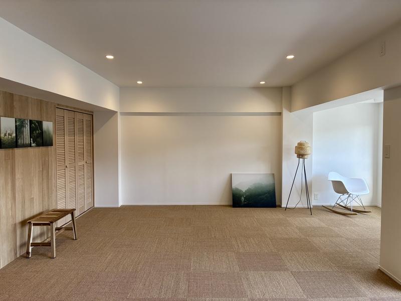 三浦郡葉山町一色の売買物件/内装はシンプルに。木の素材感と、サイザル麻のカーペット敷き