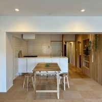 三浦郡葉山町一色の売買物件/キッチン方向を見たところ