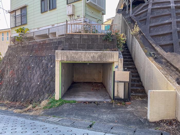 鎌倉市七里ガ浜一丁目の売買物件/駐車スペースは入口高さ170cm、幅約240cmで普通車でも小型がベターです