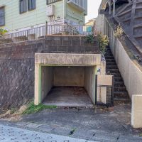 鎌倉市七里ガ浜一丁目の売買物件/駐車スペースは入口高さ170cm、幅約240cmで普通車でも小型がベターです