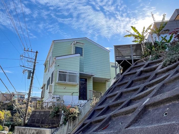 鎌倉市七里ガ浜一丁目の売買物件/ペパーミントグリーンの外壁はレトロで海近のイメージに合っているのです