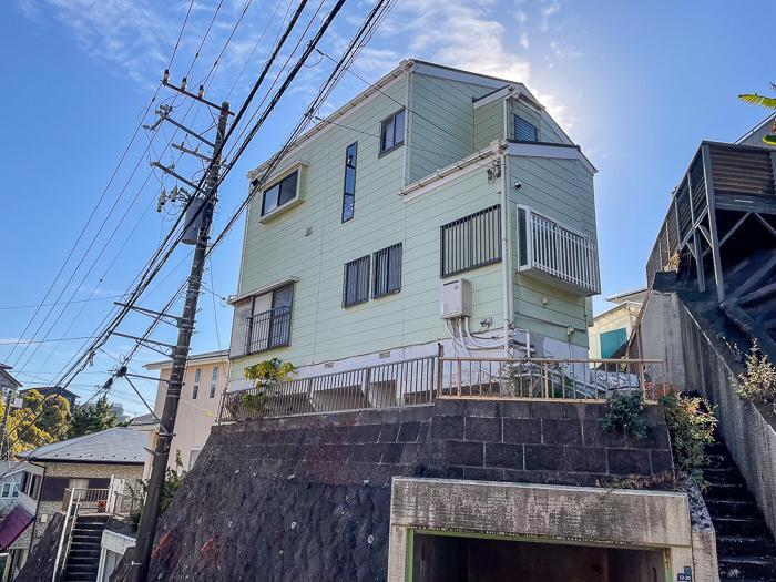 鎌倉市七里ガ浜一丁目の売買物件/いわゆる２段擁壁のため融資は難しい