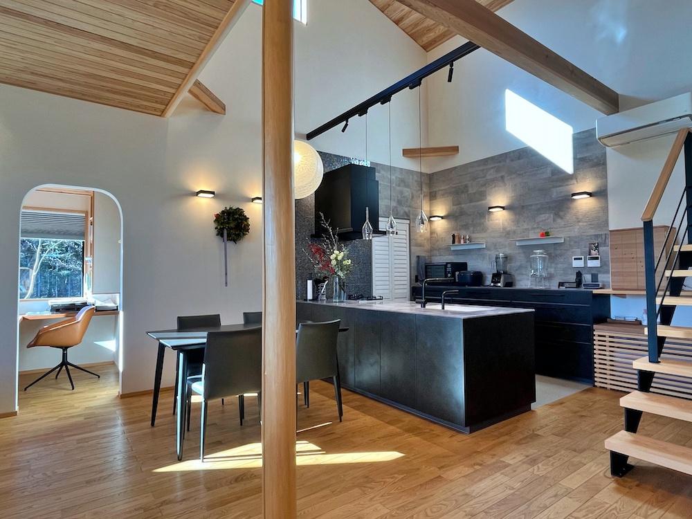 山梨県北杜市高根町の売買物件/リビングキッチン｜吹き抜けは6mあり、栗、杉、桧などの様々な木材が集まります