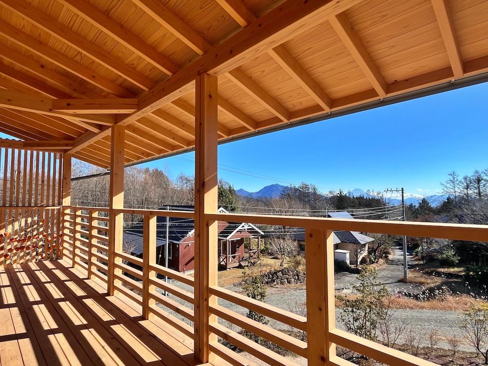 山梨県北杜市高根町の売買物件/2階のデッキ｜現場ではこのアングルで富士山がとてもきれいに見える