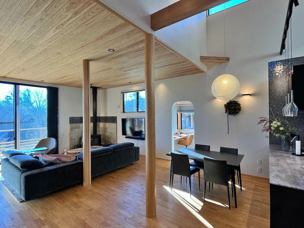 山梨県北杜市高根町の売買物件/リビング｜木材の他にも漆喰の壁やキッチンタイル、薪ストーブ、窓などなど、それぞれが素敵。