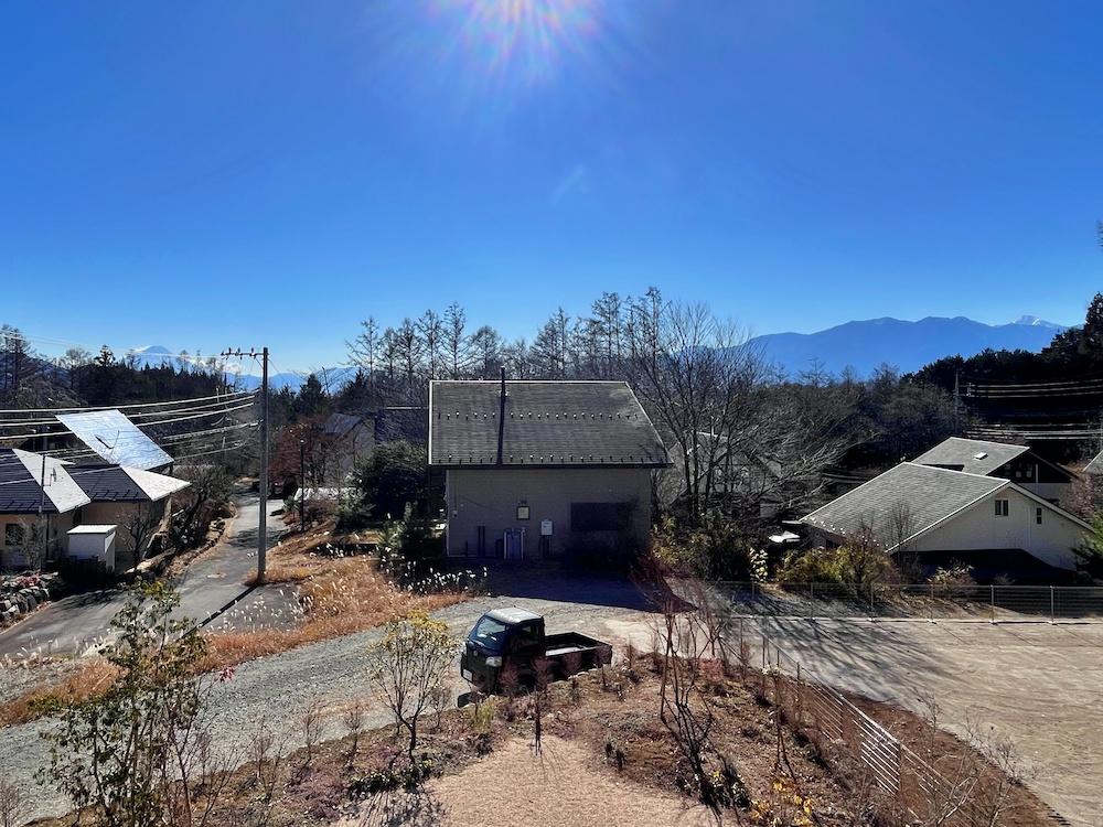 山梨県北杜市高根町の売買物件/2階ウッドデッキからの眺望｜左に富士山、右に北岳という金銀メダル級の眺望