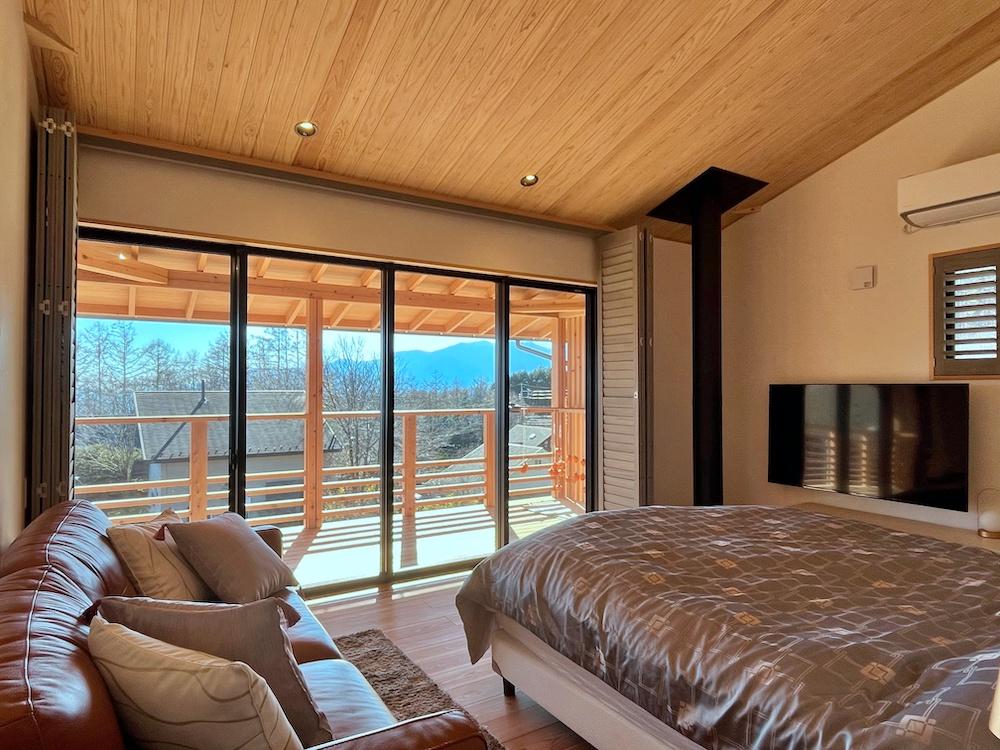 山梨県北杜市高根町の売買物件/寝室｜勾配天井が視線を外に導く。上品さを感じさせつつ、天然素材で快適な環境