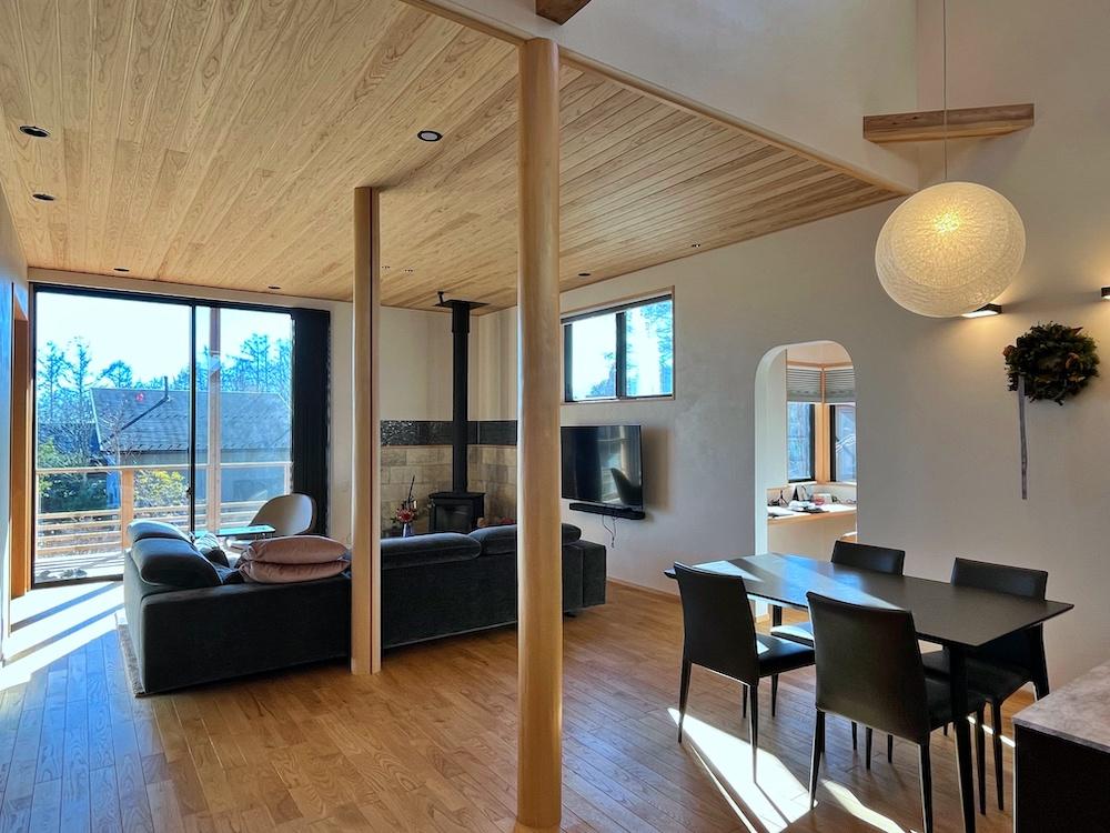 山梨県北杜市高根町の売買物件/リビング｜杉の天井を感じるアングルで見る。アーチ開口の向こうは書斎。