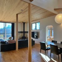 山梨県北杜市高根町の売買物件/リビング｜杉の天井を感じるアングルで見る。アーチ開口の向こうは書斎。