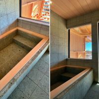 山梨県北杜市高根町の売買物件/左：十和田石と桧の框という憧れの浴槽｜右：浴室からデッキへも出入り可能