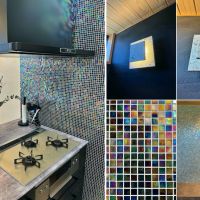 山梨県北杜市高根町の売買物件/左：キッチンガスコンロ脇の壁タイルがきらめく｜右：タイルや照明器具