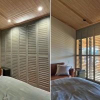 山梨県北杜市高根町の売買物件/寝室のウッドブラインドを閉じたり開いたり