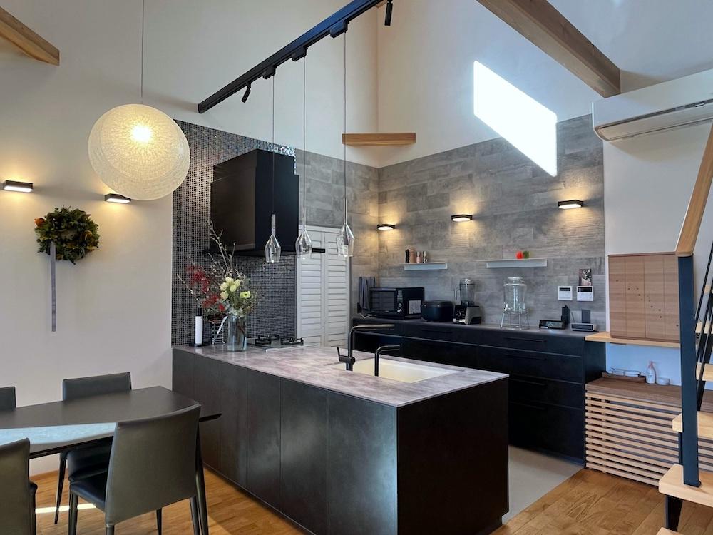 山梨県北杜市高根町の売買物件/キッチン全景（横）ここにいる時間が長いことを想像できている良いプランだと思います。