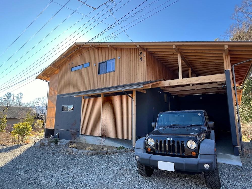 山梨県北杜市高根町の売買物件/東（玄関）側外観、ジープの奥に車庫があります