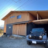 山梨県北杜市高根町の売買物件/東（玄関）側外観、ジープの奥に車庫があります