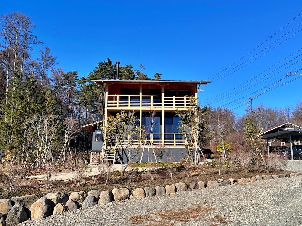 山梨県北杜市高根町の売買物件/外観｜南（庭）側がこの建物の正面といった印象。