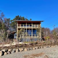 山梨県北杜市高根町の売買物件/外観｜南（庭）側がこの建物の正面といった印象。