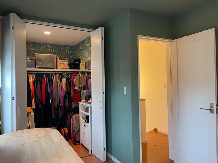 鎌倉市台の売買物件/主寝室のウォークインクローゼット