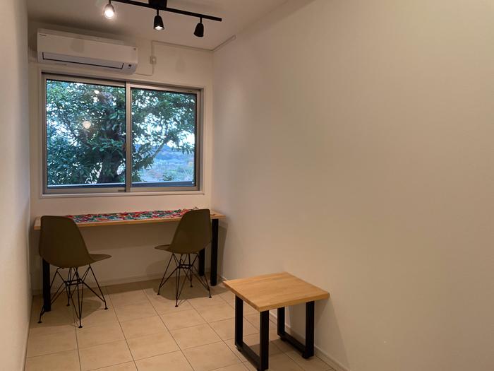 鎌倉市台の売買物件/バスルーム横のフリースペースは、外の借景をながめながらほっこりできる空間