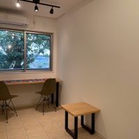 鎌倉市台の売買物件/バスルーム横のフリースペースは、外の借景をながめながらほっこりできる空間