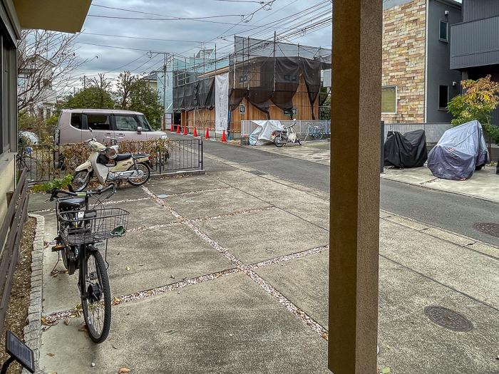 鎌倉市台の売買物件/玄関前は車2台駐車可能