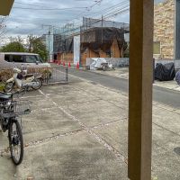 鎌倉市台の売買物件/玄関前は車2台駐車可能