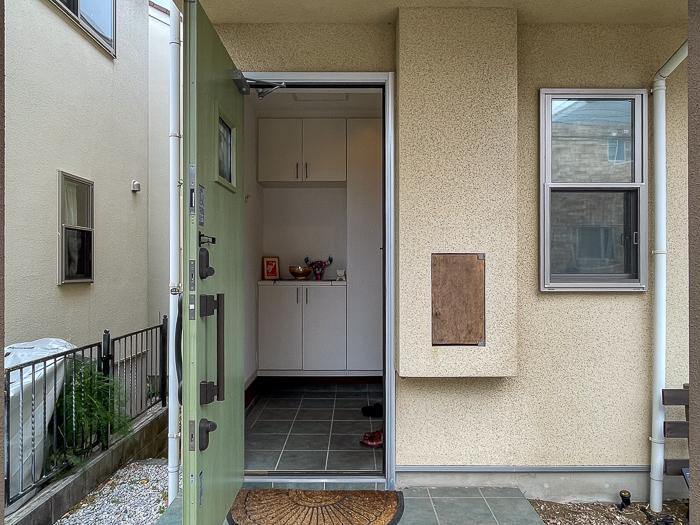 鎌倉市台の売買物件/玄関ドア右の茶色い扉はちょっとした物入れ。昔なら牛乳受け？