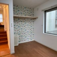 鎌倉市台の売買物件/１階洋室のクローゼットは壁紙に変化をつけています