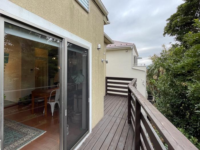 鎌倉市台の売買物件/リビングとデッキの関係